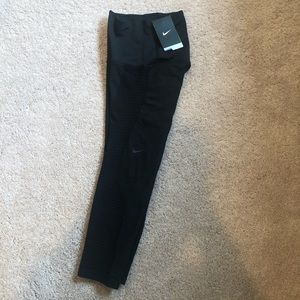 Nike women’s cropped leggings XS NWT